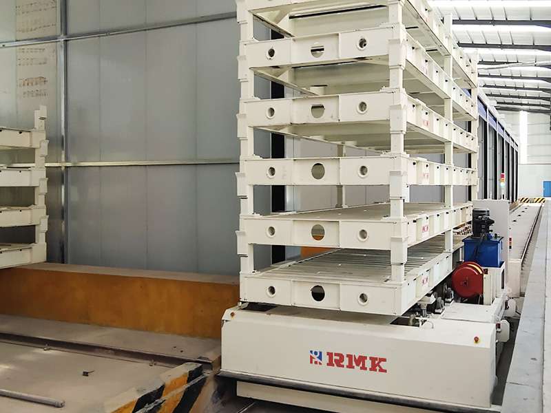 Modelio transportavimo įrankio medžiagos tvarkymas tarp gamyklų