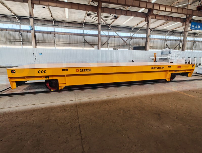 Sunkusis akumuliatoriaus perdavimo traktorius